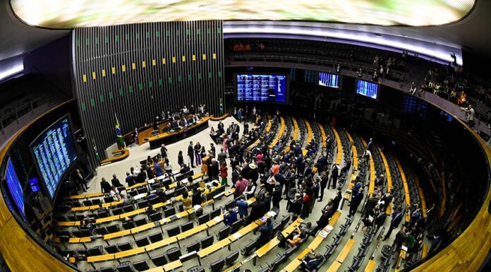 MP cria programa para reduzir filas no INSS e reorganiza cargos federais