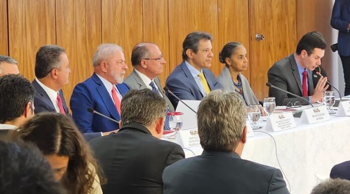 João Azevêdo participa de solenidade com Lula de assinatura de decretos que ampliam investimentos em saneamento
