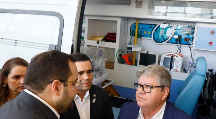 João Azevêdo entrega mais uma UTI aérea e 40 ambulâncias e fortalece interiorização dos serviços de saúde
