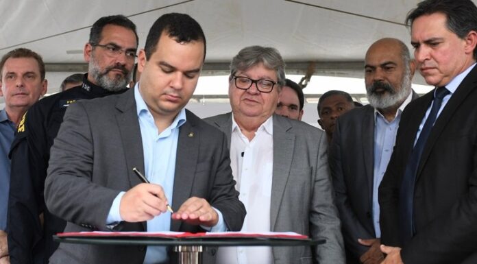 Governo da PB recebe helicóptero do Ministério da Justiça e entrega equipamentos e veículos para as Forças de Segurança