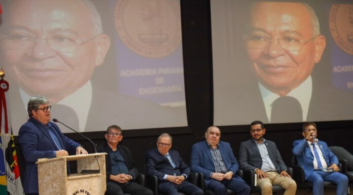 João Azevêdo prestigia lançamento de livro de Guarany Marques Viana e destaca legado deixado pelo professor