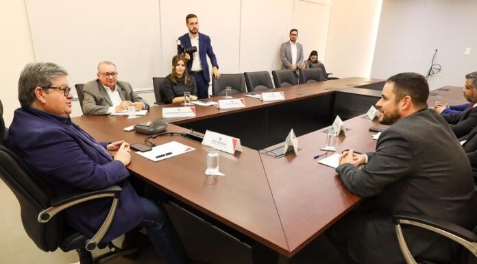 João Azevêdo recebe superintendente do INSS e trata de parcerias na educação, saúde e otimização do atendimento