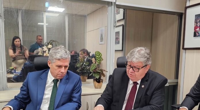João Azevêdo trata de pautas econômicas e projetos voltados para a agricultura com ministros em Brasília