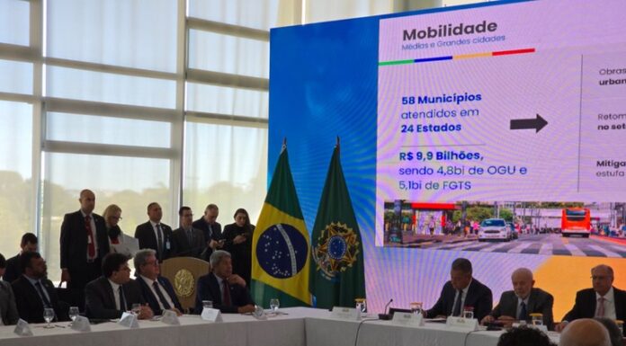 João Azevêdo acompanha anúncio de investimentos em infraestrutura com presença de Lula