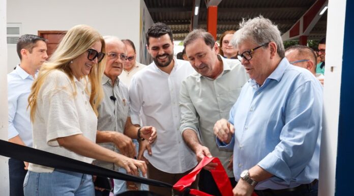 João Azevêdo entrega reforma e ampliação de escola em Alhandra e destaca investimentos na Educação