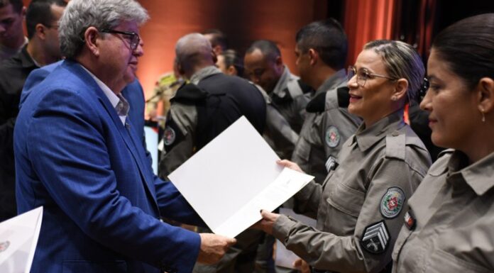 João Azevêdo oficializa promoção de 496 policiais e bombeiros militares e autoriza novas ascensões