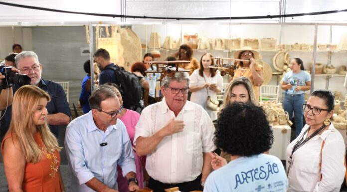 João Azevêdo visita 39º Salão do Artesanato e celebra número de vendas