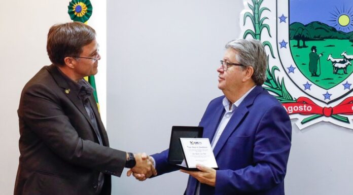 João Azevêdo recebe reconhecimento por fomento ao empreendedorismo