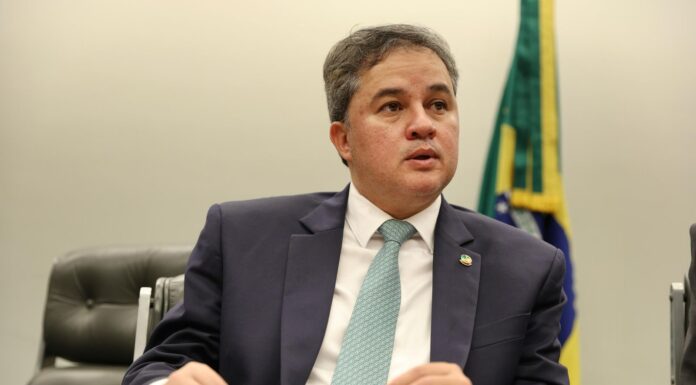 “Foco em transparência e responsabilidade”, diz Efraim ao assumir presidência da Comissão de Orçamento