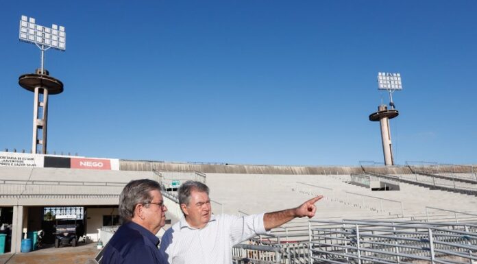 João Azevêdo inspeciona instalação de novo sistema de iluminação do Almeidão