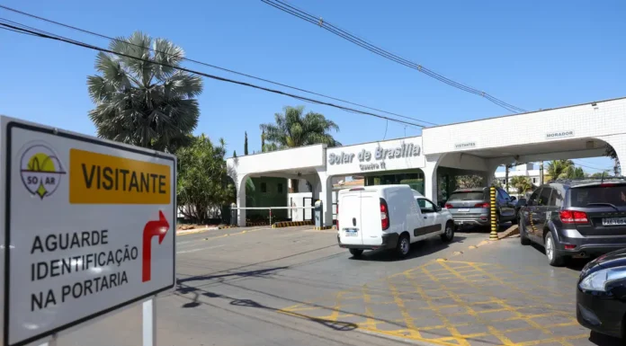 Moraes manda vistoriar carros e área externa da casa de Bolsonaro
