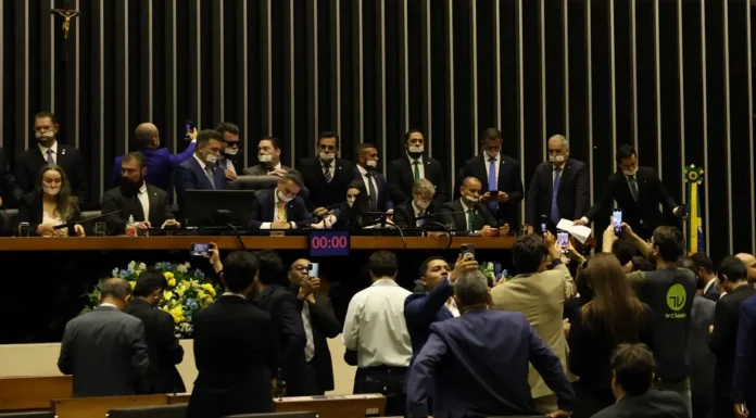 Alcolumbre e Motta pedem diálogo e respeito após ocupação de plenários