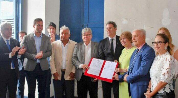 João Azevêdo assina cessão de uso do Casarão dos Azulejos para implantação do Museu da Justiça Eleitoral e autoriza reforma do prédio