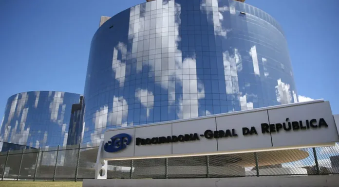 Moraes dá 48 horas para PGR opinar sobre explicações de Bolsonaro