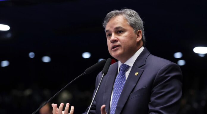 Efraim defende uma “Política Nacional de Proteção ao Ambiente Escolar” durante homenagem ao Dia do Professor