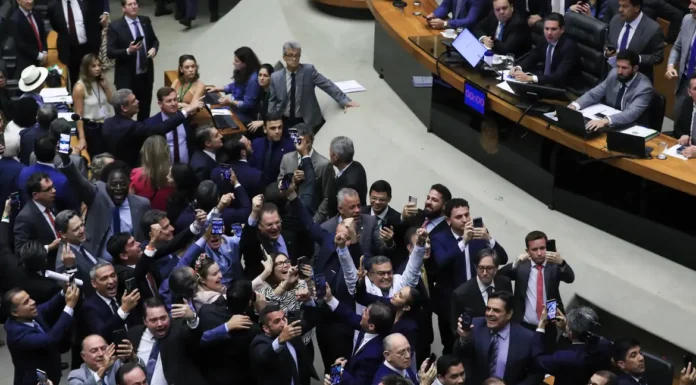 Câmara aprova retirada da MP alternativa ao IOF; texto caduca