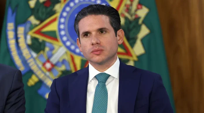 Com fuga de Ramagem, Motta proíbe deputados de votarem do exterior