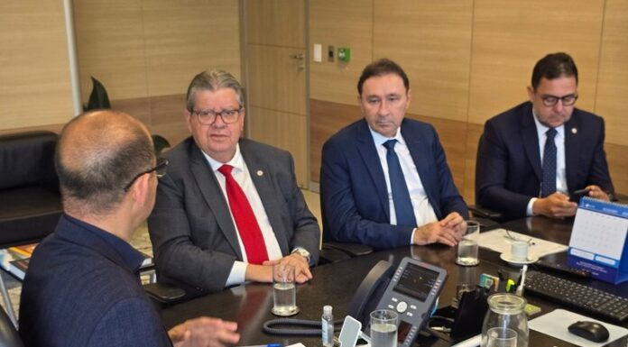 João Azevêdo discute obras do terceiro lote do canal Acauã-Araçagi no Ministério da Integração e do Desenvolvimento Regional