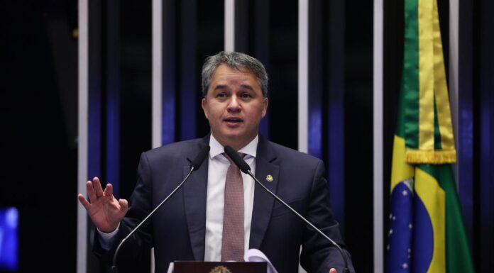 Efraim é eleito o melhor senador do Brasil pelo Ranking dos Políticos 2025