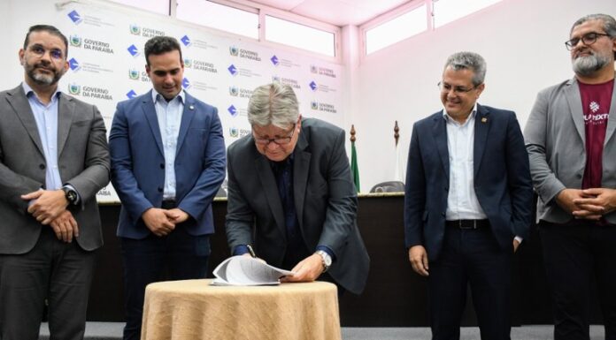 João Azevêdo assina contratos do Polo Têxtil de Mangabeira e anuncia redução de ICMS para o setor em JP