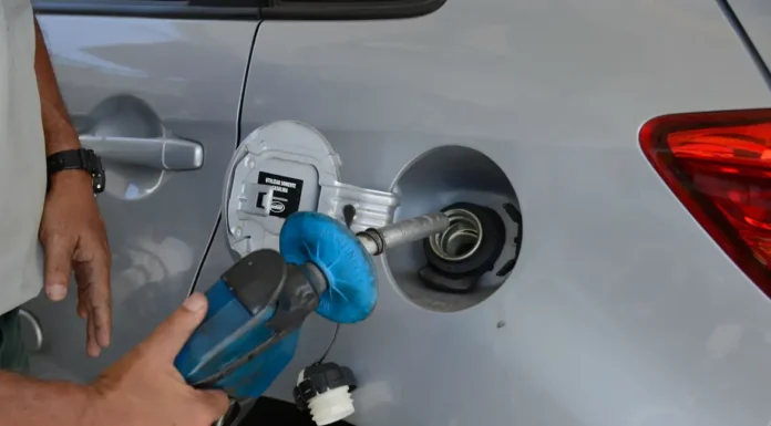 Justiça proíbe posto de exigir que mulher trabalhe de legging