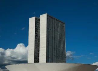 Comissão aprova projeto que inclui em lei a oferta de óculos e próteses oculares pelo SUS