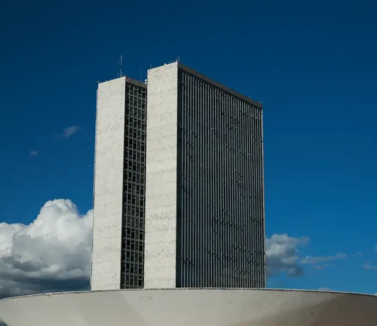 Comissão aprova projeto que inclui em lei a oferta de óculos e próteses oculares pelo SUS