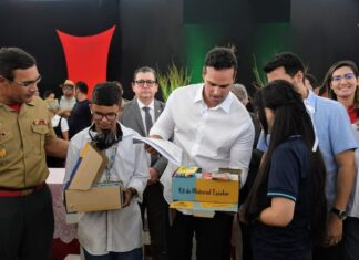 Lucas Ribeiro entrega kits escolares em Campina e reforma de escola em Massaranduba