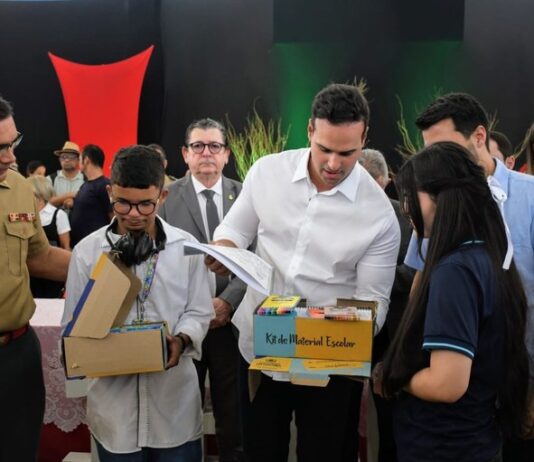 Lucas Ribeiro entrega kits escolares em Campina e reforma de escola em Massaranduba