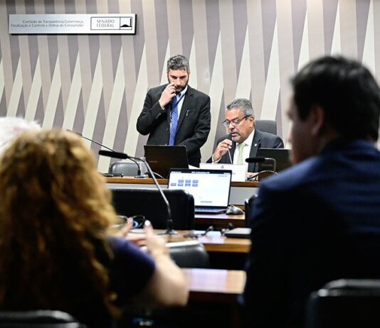 Comissão quer ouvir ministros sobre repasses a escolas de samba do RJ