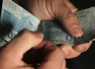 Caixa e BB liberam abono salarial para nascidos em março e abril