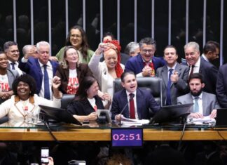 Câmara aprova, em dois turnos, PEC pelo fim da escala 6×1