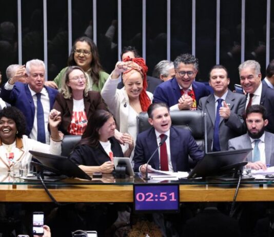 Câmara aprova, em dois turnos, PEC pelo fim da escala 6×1