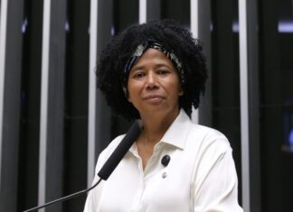 Parecer da 6×1 é adiado em meio à pressão para transição de 10 anos
