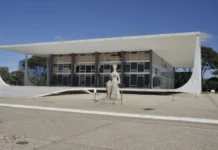 Bolsonaro diz ao STF que não está proibido de manter arma em casa