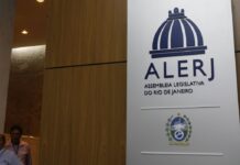 Deputados do RJ aprovam tornozeleira rosa para agressores de mulheres