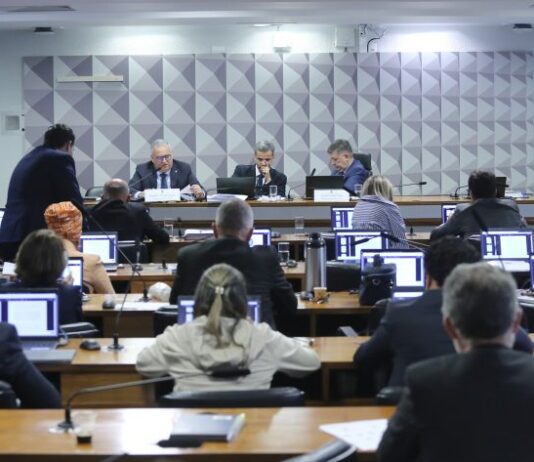 Projeto extingue margem de cartão de crédito em empréstimo consignado do INSS