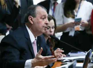 Relator da CCJ do Senado vota a favor da PEC do fim da escala 6×1