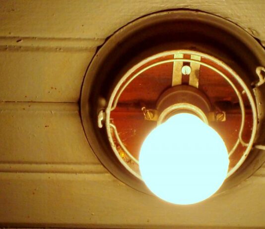 Projeto prevê inclusão automática de aposentados de baixa renda na Tarifa Social de Energia Elétrica