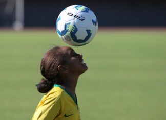 Lei torna futebol feminino prioridade na política de esporte