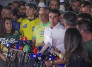 Moraes manda Flávio entregar passaporte e o proíbe de deixar o país