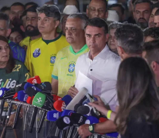 Moraes manda Flávio entregar passaporte e o proíbe de deixar o país