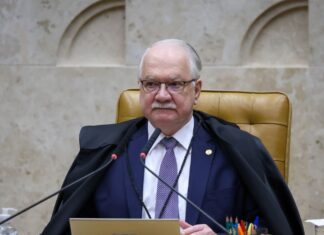 Fachin nega pedido para afastar Dino de ações sobre Flávio Bolsonaro