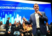 Flávio faz visita ao pai em prisão domiciliar e recebe apoios em SP