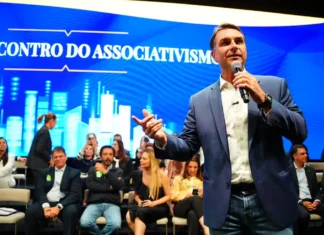 Flávio faz visita ao pai em prisão domiciliar e recebe apoios em SP