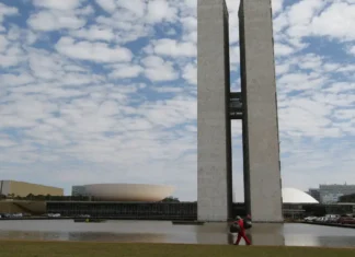 Presidente do Senado marca para terça votação do fim da escala 6×1